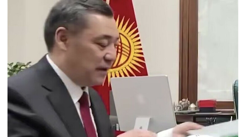 Президент Жапаров қар кешкен балаға ескі телефонын сыйлады