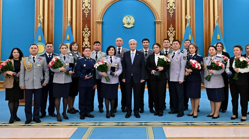 Тоқаев бір топ қызметкерлерге пәтер кілтін табыстады