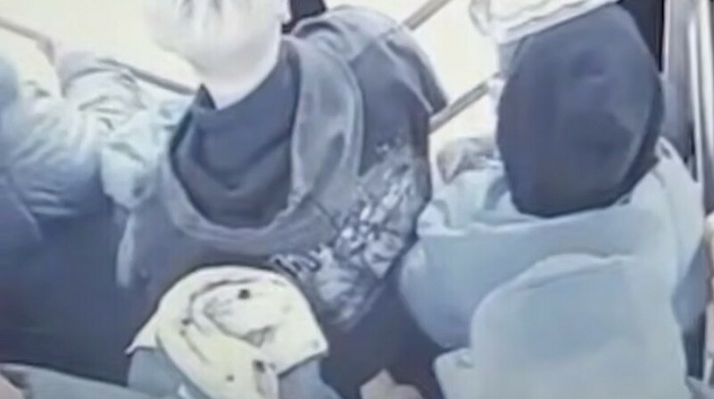 Алматыда жолаушы қозғалып бара жатқан автобустан құлап, жарақат алды