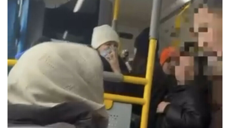 Алматыда автобус жүргізушісі жағымсыз иісі шыққан әйелді көліктен қуды