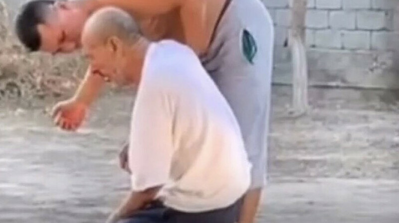 Әкесін соққыға жыққан Түркістан тұрғынына екі бап бойынша айып тағылды