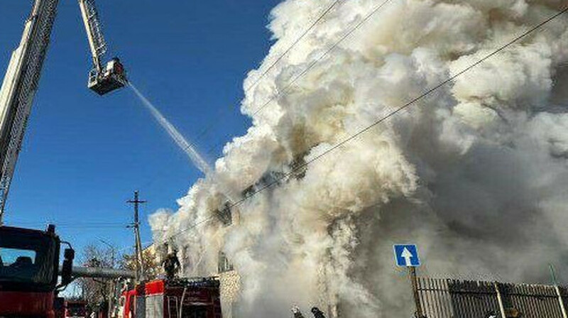 Астанада үш қабатты ғимараттан өрт шықты