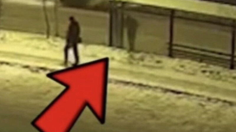 Астанада ер адам мас күйде аялдамадағы әйнекті теуіп сындырған