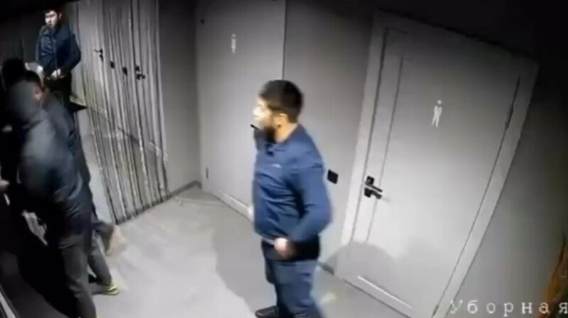 Атырауда түнгі клубта ер адамның аяусыз соққыға жығылды