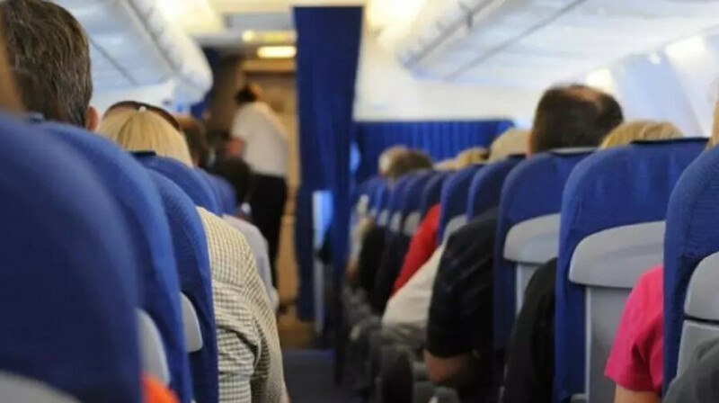 Студент ұшақта жолаушының өмірін сақтап қалды