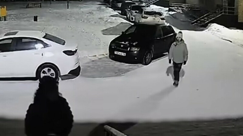 Көшеде бейтаныс әйел қыздың артынан еріп қорқытқан