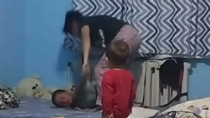 Жаркентте баласын аяусыз ұрып-соққан әйел қамауға алынды