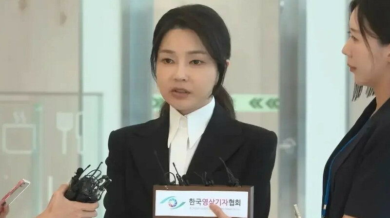 Оңтүстік Кореяның бұрынғы бірінші ханымы сотталды