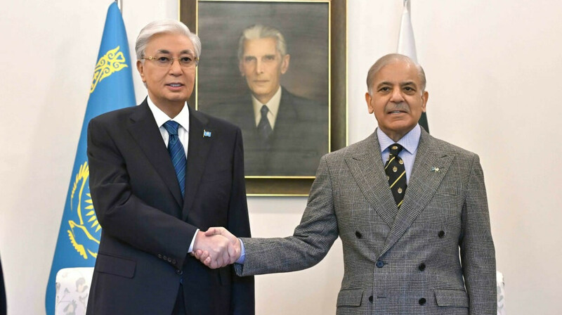Тоқаев пен Пәкістанның премьер-министрі кездесті