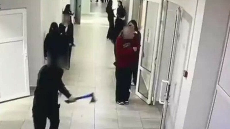 Балтамен шабуылдаған: зардап шеккен 2 оқушының жағдайы белгілі