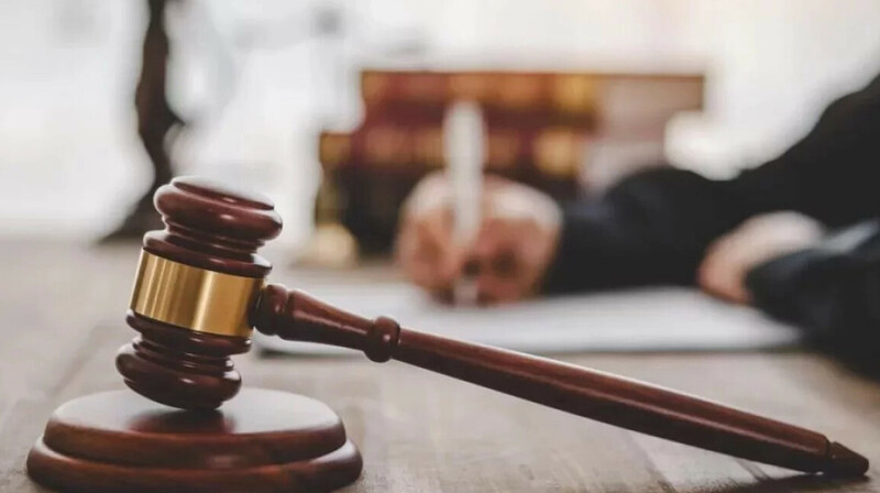 «Қорлаған, ағасын өлтіріп, баласын ұрлаған»: Талғарда екі тергеуші сотта жауап береді