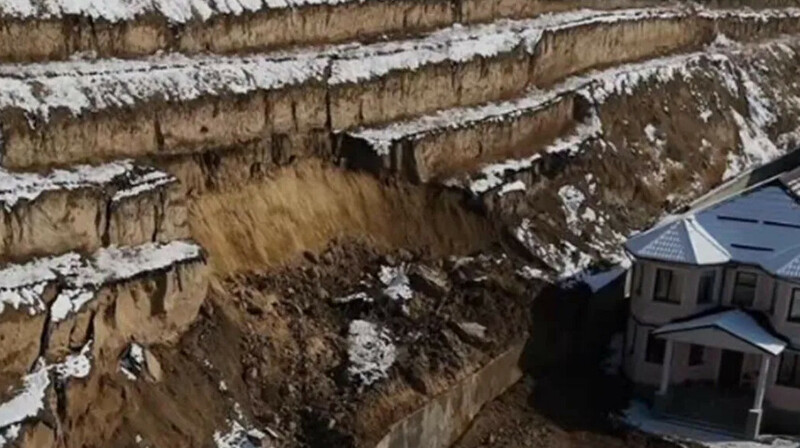 Алматы облысында тау баурайындағы коттедж қалашығында топырақ опырылып түсті