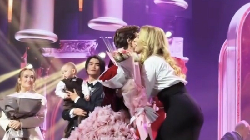 Роза Зергерлі Роза Рымбаеваға тосынсый жасады