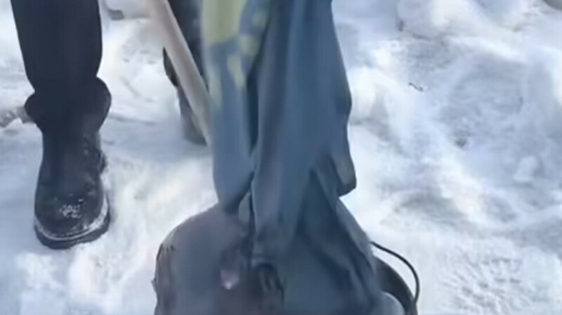 Павлодарда мектеп комиссиясы рәміздерді өртеген