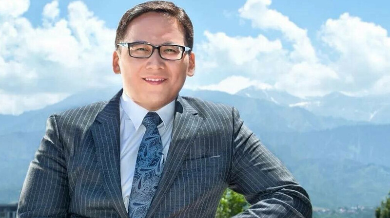 1,7 млрд теңге жымқыру дерегі бойынша сотталған Дамир Шыныбеков бостандыққа шықты