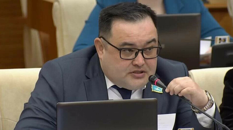 «Қазақ тілі – сіңірі шыққан кедейлердің тілі»: Депутат көпшіліктің ашуын тудырған жазбасына қатысты пікір білдірді