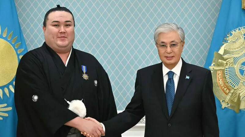 Тоқаев қазақтан шыққан тұңғыш кәсіби сумо шеберін «Барыс» орденімен марапаттады