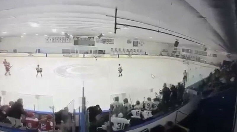 АҚШ-та мектептегі хоккей матчында атыс болды