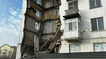 Балқашта 5 қабатты үйдің кіреберісі опырылып құлады