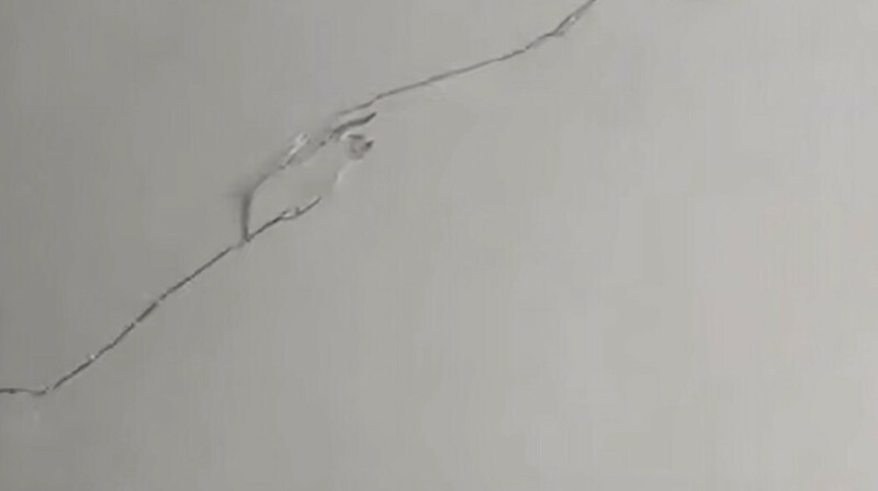 Түркістан облысында жаңа әкімдік ғимараты қирап жатыр