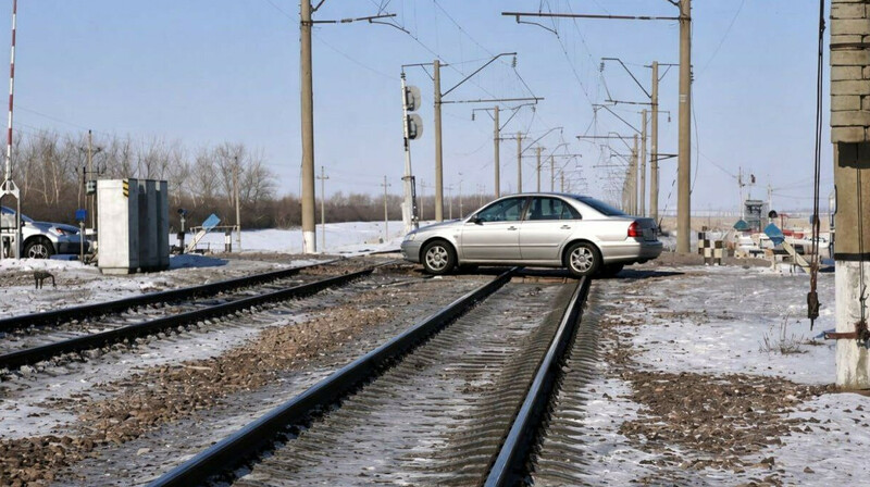 Көлікті тастап, қашып кеткен: теміржолда екі рет жол апаты бола жаздады