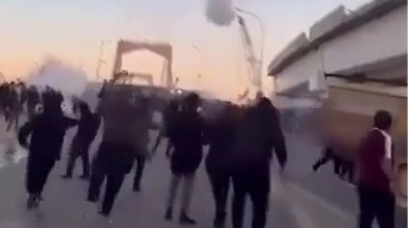 Пәкістанның Карачи қаласында жүздеген адам АҚШ елшілігіне шабуыл жасады