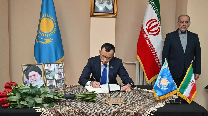 Мәулен Әшімбаев Иран Елшілігінде көңіл айту кітабына жазба қалдырды