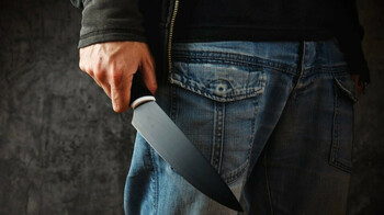 Атырауда мектеп оқушысы өзінен кіші қызды пышақтаған