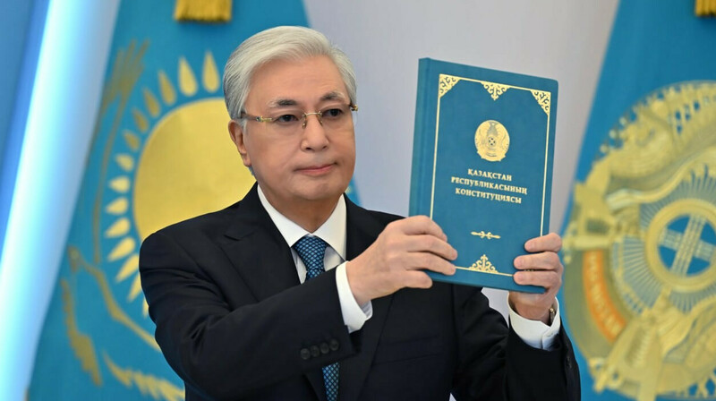 Бүкіл халық атынан Ата заңымызға қол қойдым - Тоқаев