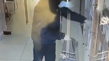 Ақтөбеде дүкеннен 15 млн теңгеге смартфон ұрлап кеткен