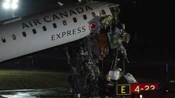 Нью-Йорк әуежайында ұшақ өрт сөндіру көлігіне соғылды