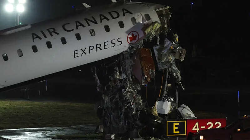 Нью-Йорк әуежайында ұшақ өрт сөндіру көлігіне соғылды