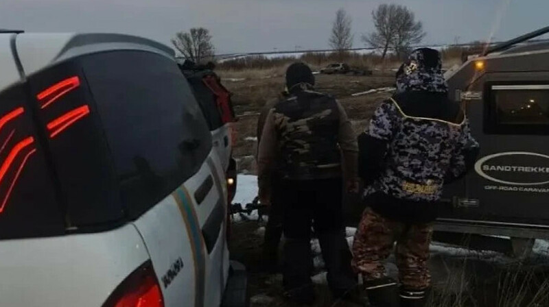 Үш балықшы мінген көлік мұз астына түсіп кетті