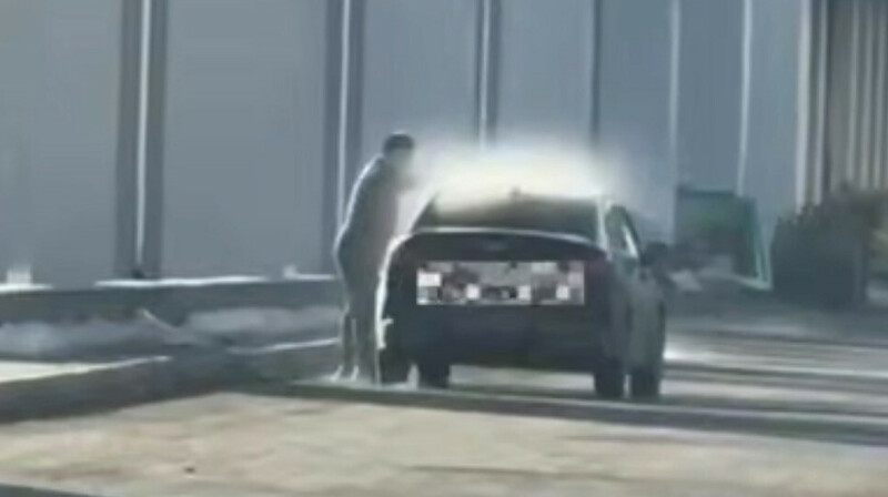 Астанада жүргізуші LRT-ның суымен көлігін жуған