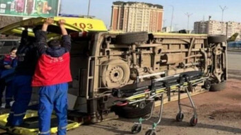 Ақтөбеде аяғы ауыр әйел отырған жедел жәрдем көлігі аударылып қалды