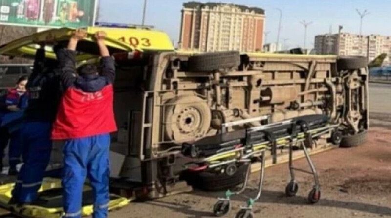 Ақтөбеде аяғы ауыр әйел отырған жедел жәрдем көлігі аударылып қалды