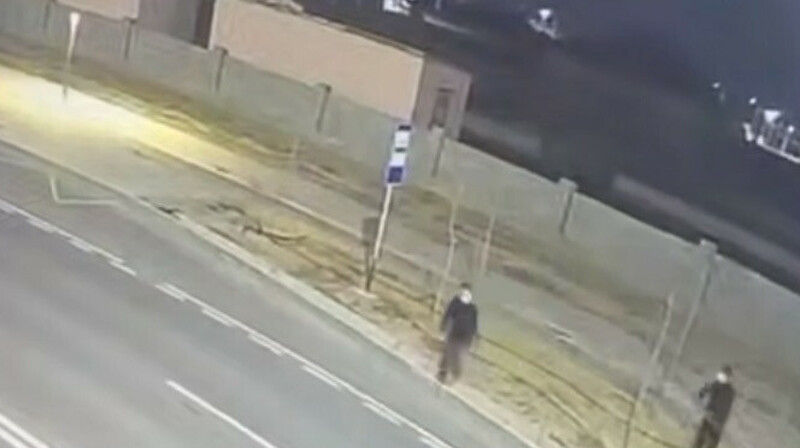 Екі жігіт айыппұлдарға ашуланып, көшедегі камераларды қиратып кеткен