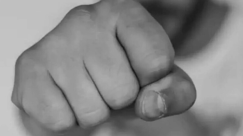 Қостанайда мас адамдар полицейді балаларының көзінше ұрып-соққан