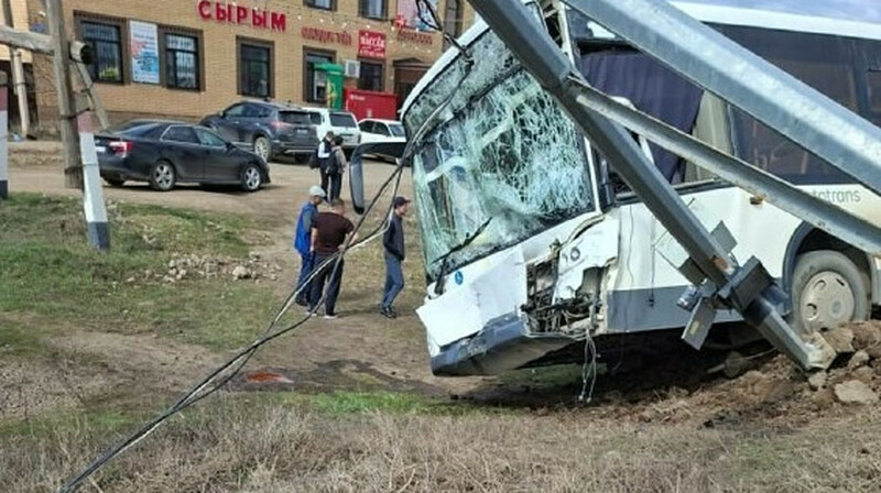 БҚО-да жолаушылар автобусы мен мектеп автобусы соқтығысты