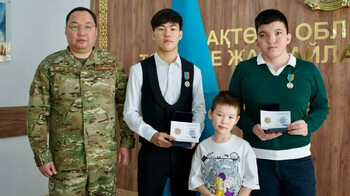 Ақтөбеде баланы құдықтан алып шыққан екі тұрғын марапатталды