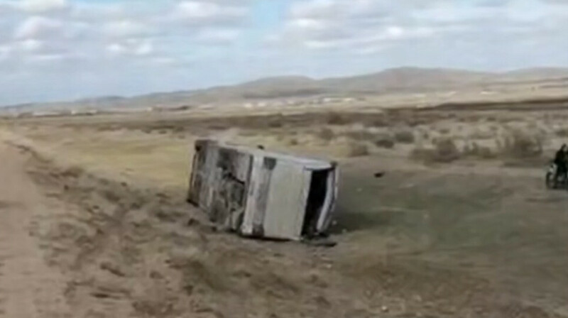 Қарағандыда болған жол апаты: 50 адам отырған автобус аударылды