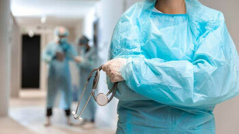 Алматыда екі жасар баланың басына қайшы кіріп кеткен