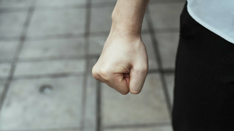 Алматыда қыз бала мектепке балта ұстап келген