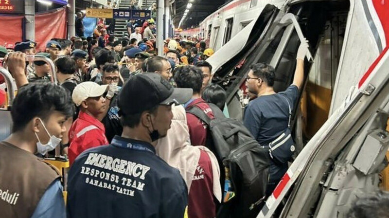 Индонезияда екі пойыз соқтығысты: 14 адам қаза тапты