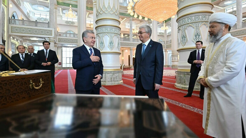 Тоқаев Шавкат Мирзиёевпен бірге Түркістандағы жаңа мешітті аралап көрді