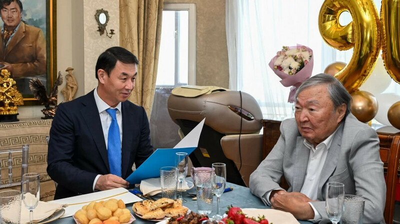 Алматы әкімі Президент атынан Олжас Сүлейменовті құттықтады