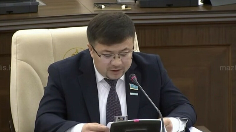 Ата-ана соңғы қоңырау күні қыздарына сыйлаған гүлін несиеге алған – депутат