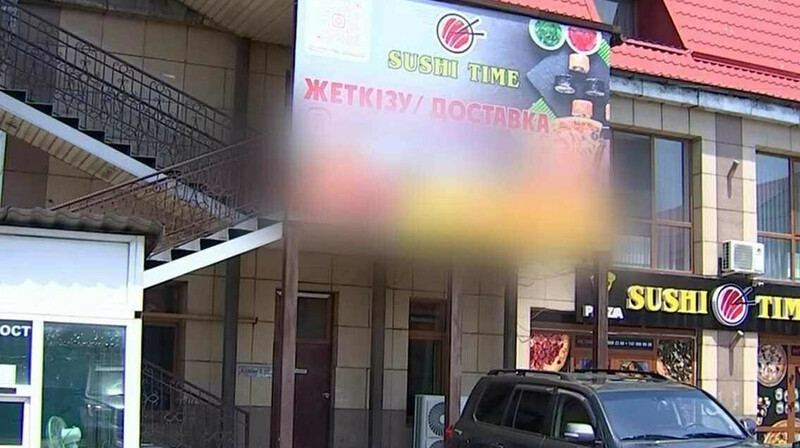 Суши кафесінен 65 адам уланып қалды
