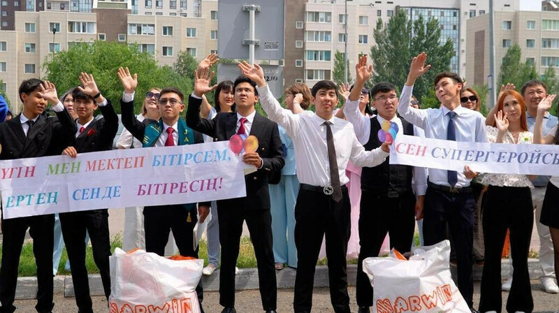 Түлектер мектеп бітіру кешін мерекелеудің орнына қайырымдылық жасады
