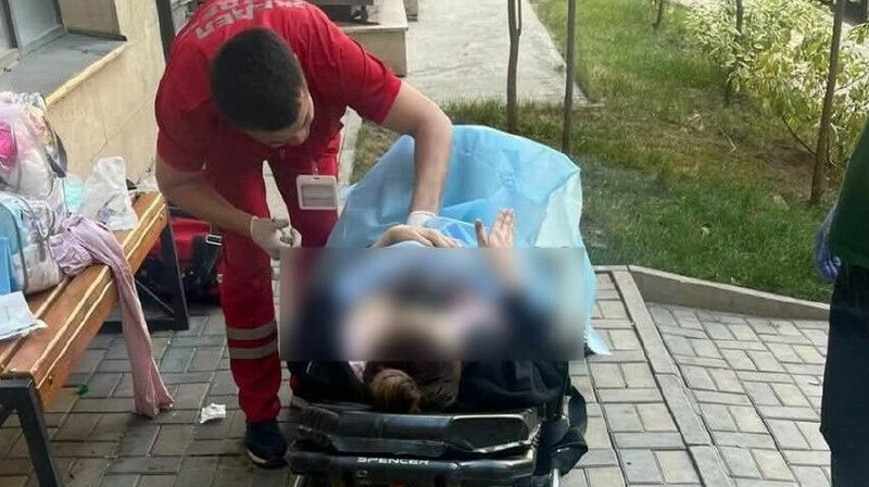 Алматыда жүкті әйел тұрғын үй кешенінің ауласында босанды